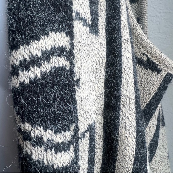 Women’s Aztec western knit fringe sweater vest wrap - Picture 4 of 8